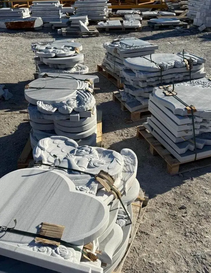 Надгробен паметник от бял мрамор с релефна украса