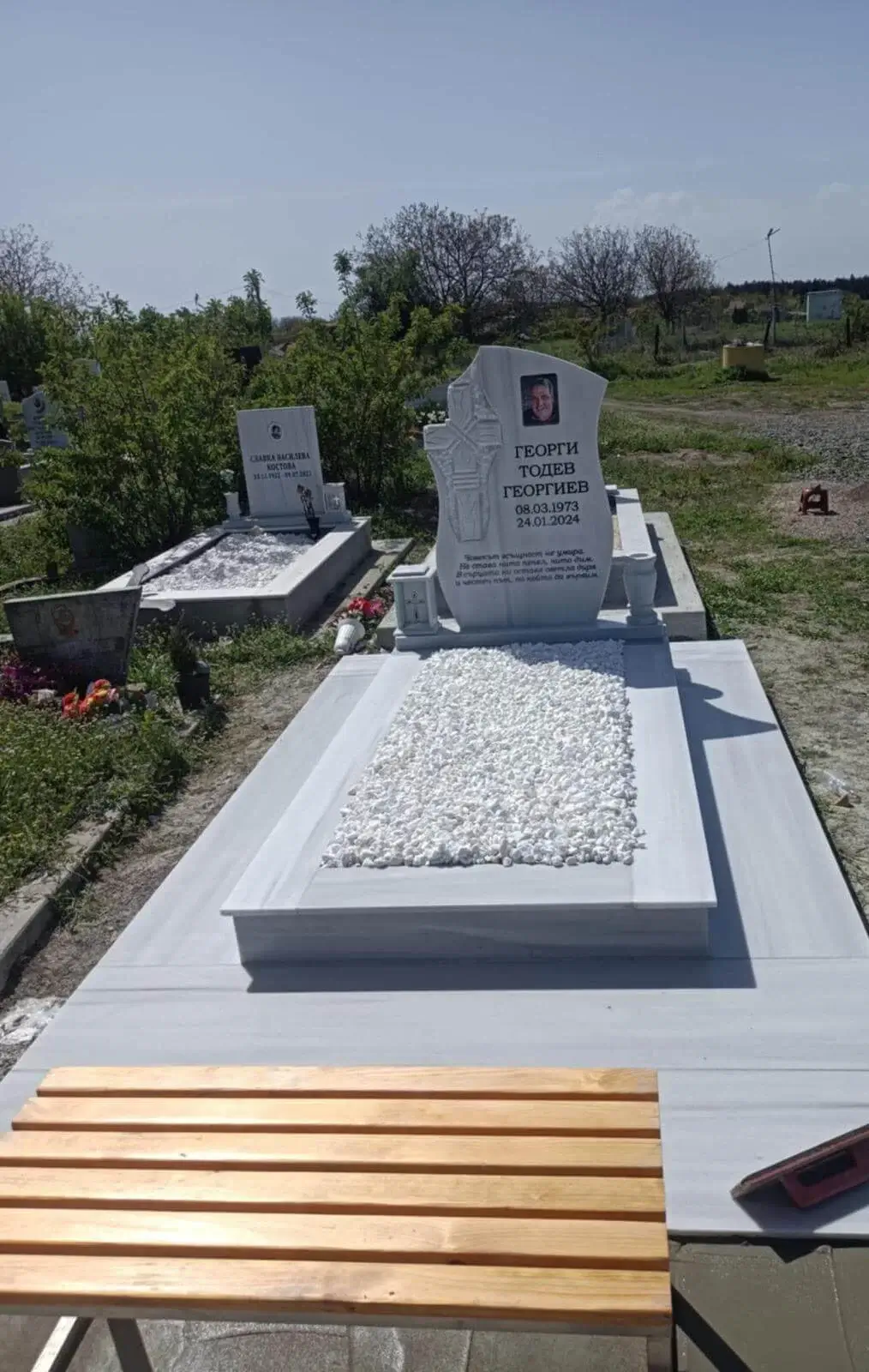 Луксозен паметник