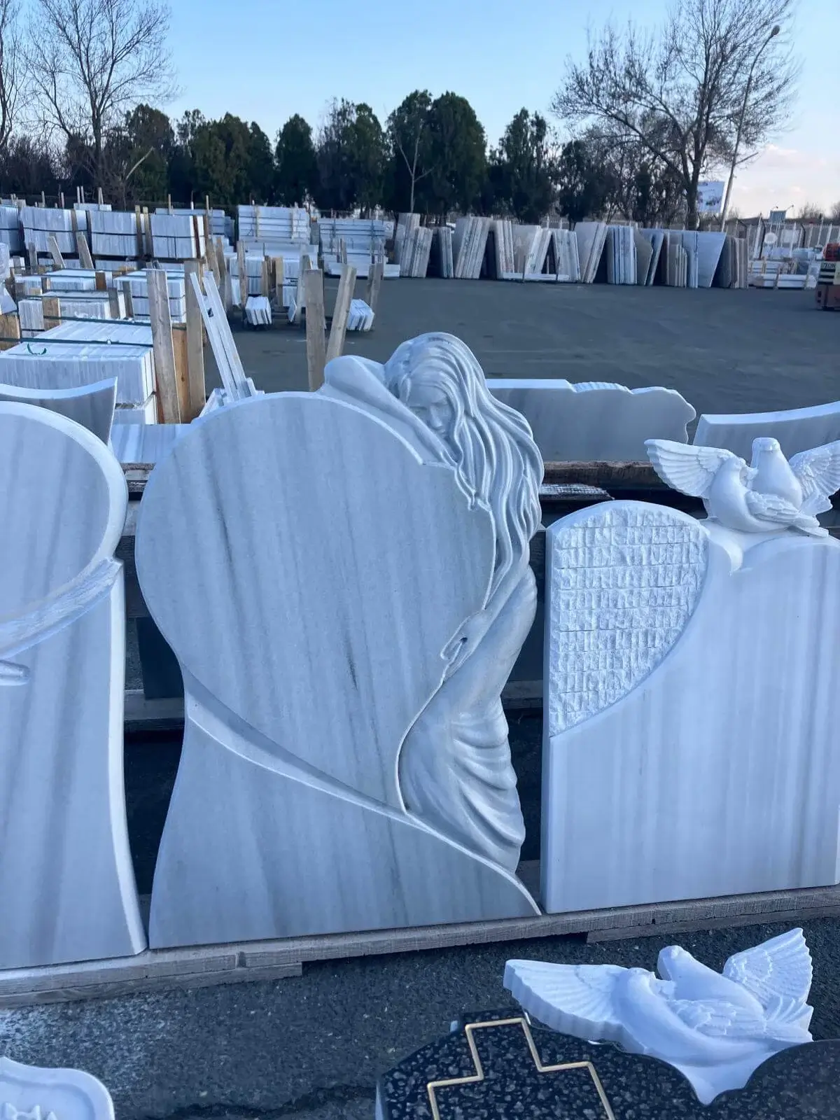 Елегантна Мраморна Мемориална Скулптура "Прегръдка на Любовта"