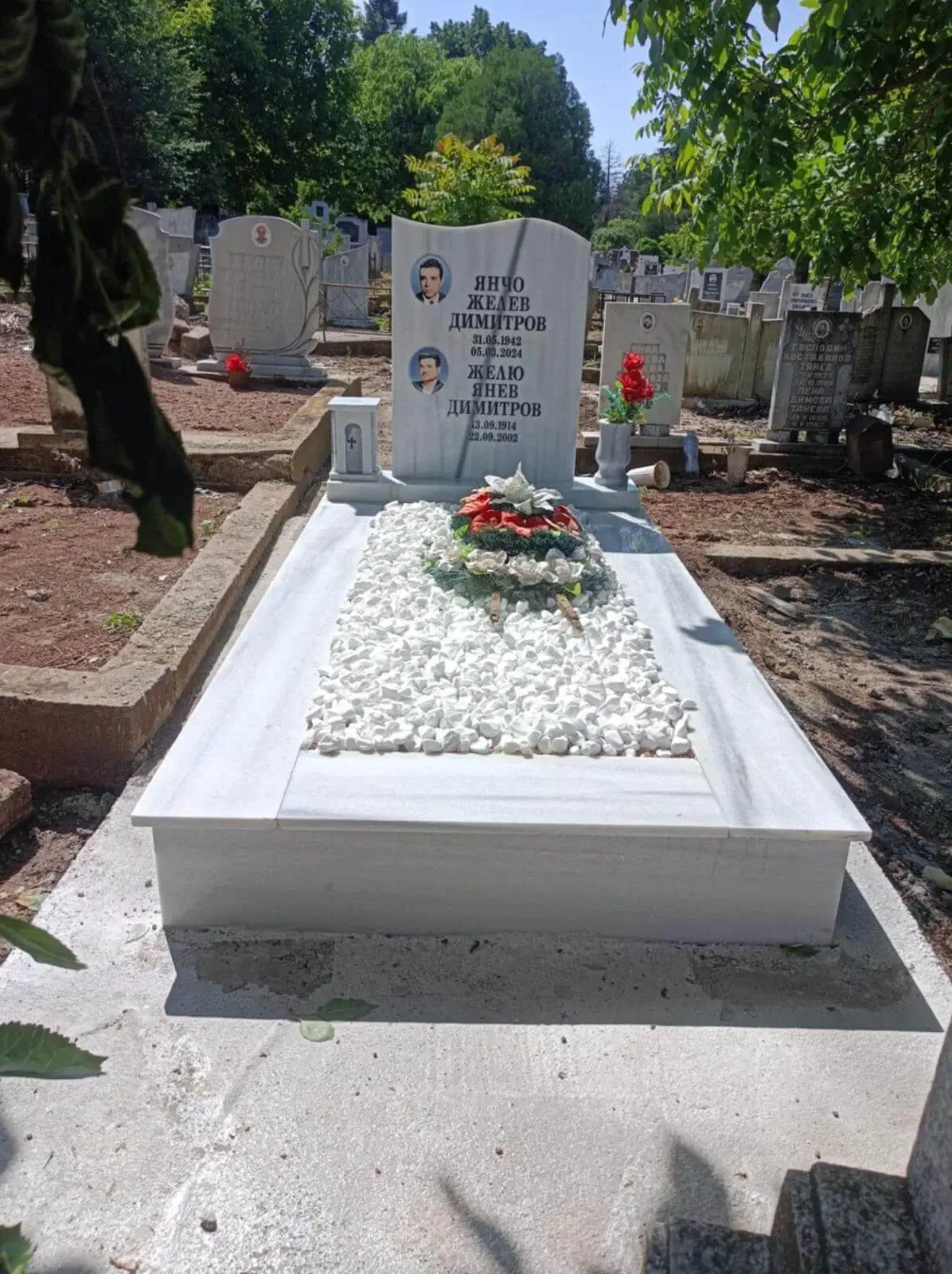 Мраморен Двойен Надгробен Паметник "Семейна Вечност"