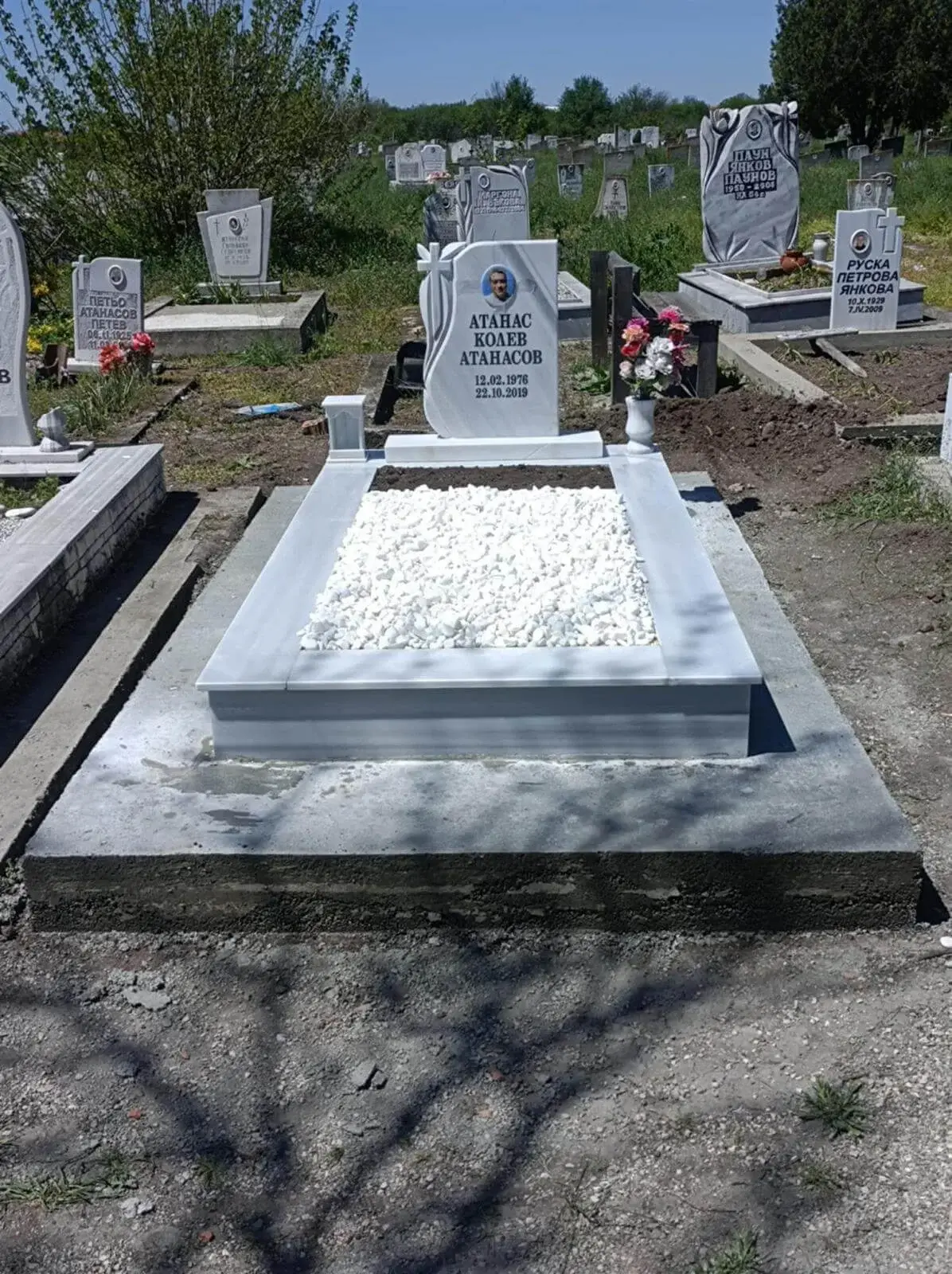 Мраморен Надгробен Паметник "Бял Шепот"